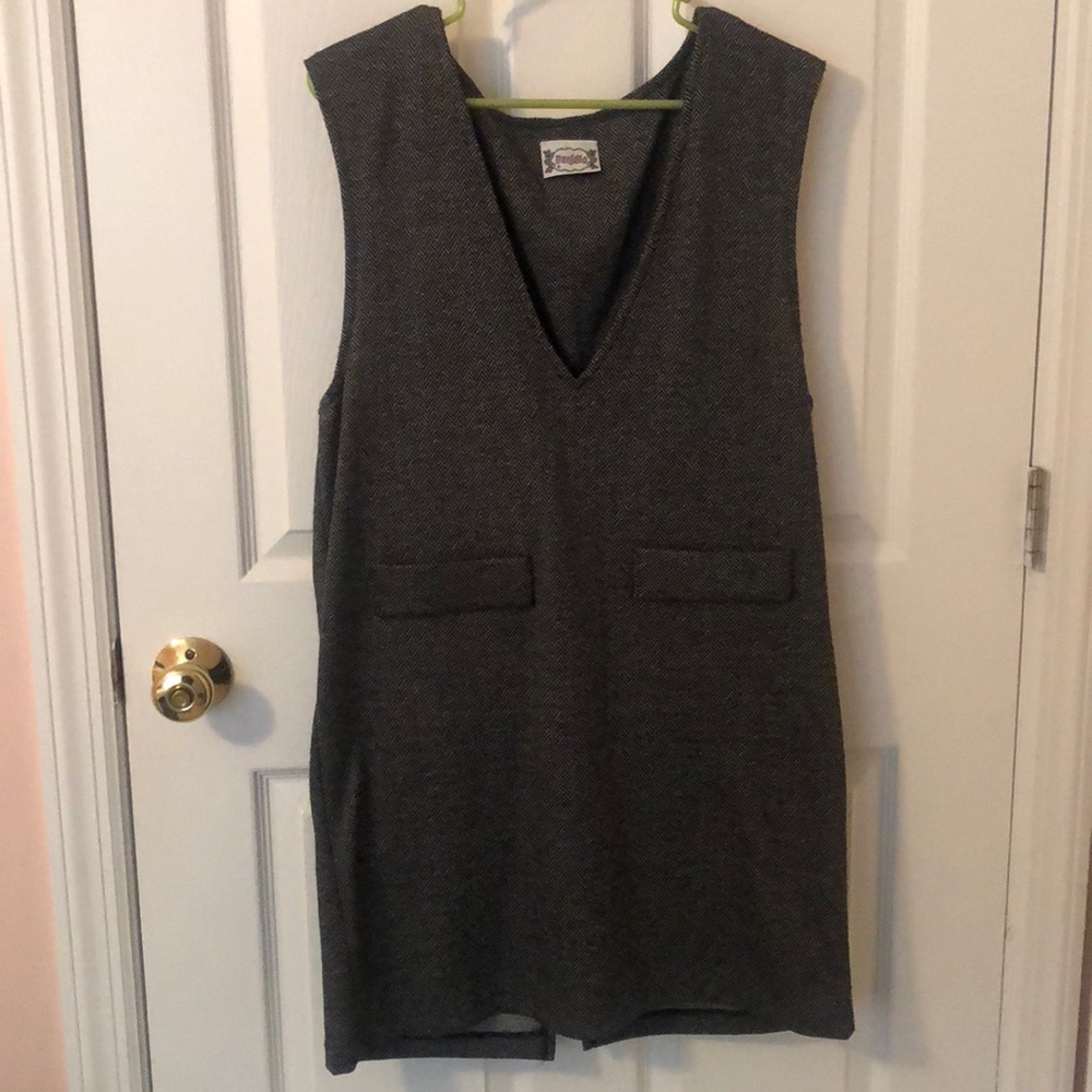 Sleeveless dress with pocket detail